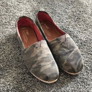 TOMS CAMO SLIP ON SIZE 8.5